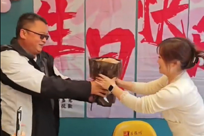 河南賽諾威生活的一面，同事生日其樂融融，員工一家親！我們不僅懂聚丙烯酰胺，我們更懂生活！